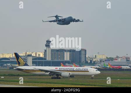 Saigon, Vietnam - 22.November 2019. 9-V-SVE Singapore Airlines Boeing 777-200ER Rollen auf Start- und Landebahn des Flughafen Tan Son Nhat (SGN). Stockfoto