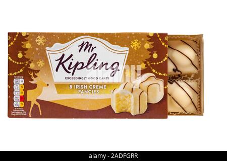 Box von Herr Kipling 8 irische Crème Phantasien, die überaus guten Kuchen geöffnet Inhalte auf weißem Hintergrund zu zeigen Stockfoto