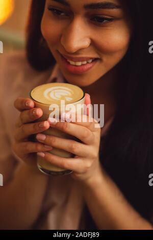 Nahaufnahme der Frau mit leckeren Latte Stockfoto
