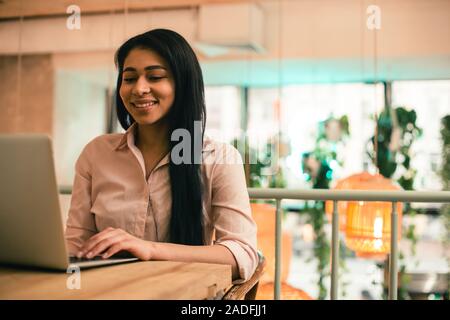 Taille junger Freelancer Arbeiten am Laptop Stockfoto
