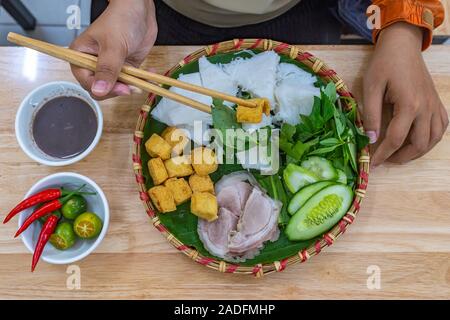 Frau essen Vietnamesischen ethnische Küche Bun Dau Mam Tom Stockfoto