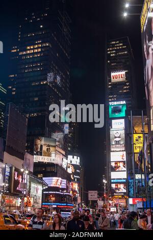 NEW YORK CITY - Sept. 23: Times Square, einem belebten touristischen Schnittpunkt von Neon Kunst und Kommerz am September 23, 2008 in Manhattan, New York City, USA Stockfoto