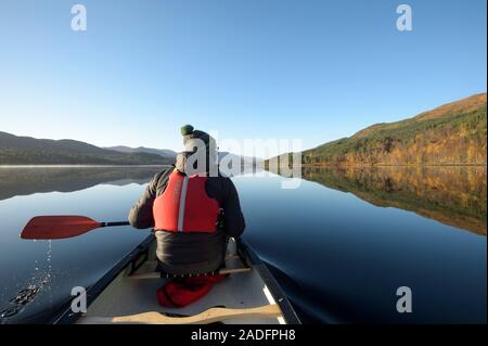 Kanufahren auf dem Loch Beinn a' Mheadhoin, Glen Affric, Highlands, Schottland. Stockfoto