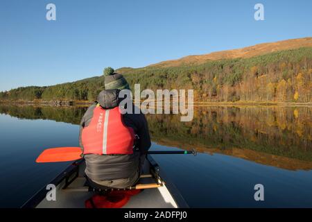 Kanufahren auf dem Loch Beinn a' Mheadhoin, Glen Affric, Highlands, Schottland. Stockfoto