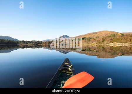 Kanufahren auf dem Loch Beinn a' Mheadhoin, Glen Affric, Highlands, Schottland. Stockfoto