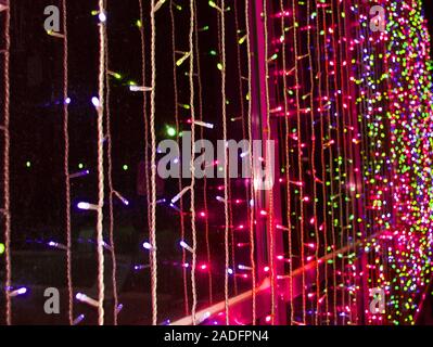 Mehrfarbige und rote led leuchtet auf das Gebäude während der Ferien, Nacht, Outdoor. Stockfoto