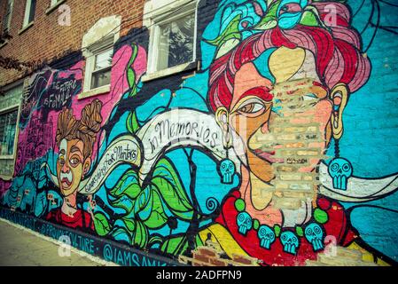Farbenfrohe Wandgemälde mit einer Latino Thema in Pilsen Nachbarschaft, die für lebendige Mexikanische und lateinamerikanische Kultur, Chicago, Illinois, USA bekannt ist. Stockfoto