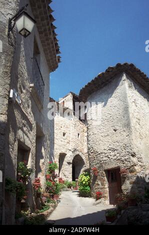 Alter Film Fotografie, ca. 1995, von Saint-Guilhem-le-Désert, Hérault, Royal, Frankreich: Eine ruhige, hübsche und blumengeschmückten Spur Rue de la Descente du Portal Stockfoto