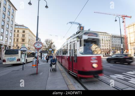 Wien, ÖSTERREICH - NOVEMBER 6, 2019: Wiener Straßenbahn, auch als Straßenbahn, eine Straßenbahnhaltestelle mit hoher Geschwindigkeit einer Bewegung und Bewegung verwischen, während Stockfoto