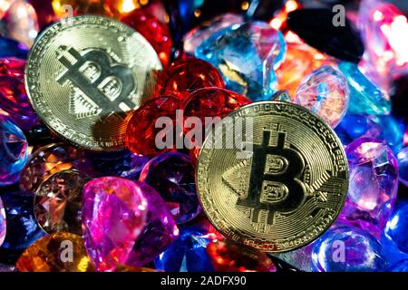 Golden Bitcoin cryptocurrency mining Konzept. Bitcoin Goldmünzen besetzt mit farbigen Edelsteine Stockfoto