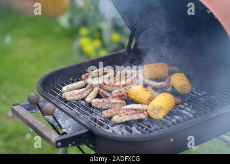 Grillen Würstchen in einem Bräter auf ein Picknick Stockfoto