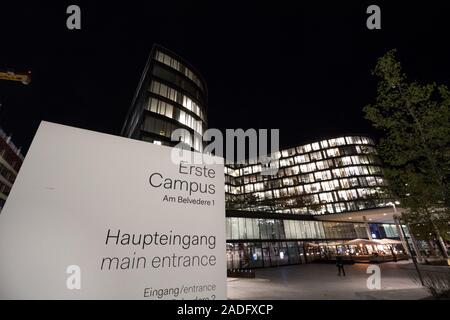 Wien, ÖSTERREICH - NOVEMBER 6, 2019: Haupteingang der erste Campus in Belvedere Bezirk, der Hauptsitz der Sparkasse mit Wolkenkratzern, die größte b Stockfoto