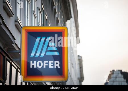 Wien, ÖSTERREICH - NOVEMBER 6, 2019: Hofer Supermärkte Logo vor einer Ihrer retail Orte in Wien. Hofer ist die Österreichische Franchise von Aldi Stockfoto