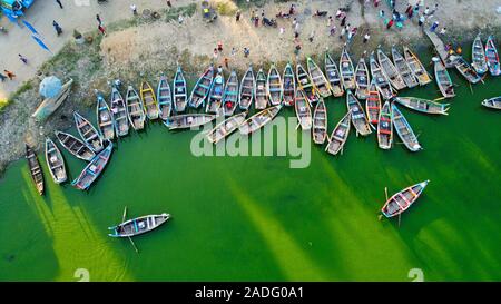 MANDALAY / Myanmar (Burma) - 04 Dez, 2019: U-BEIN Brücke ist eines der berühmten Teakholz Brücke der Welt. In Mandalay, Myanmar. Stockfoto