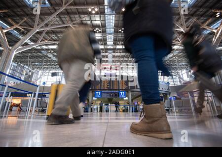 Stuttgart, Deutschland. 04 Dez, 2019. Die Passagiere werden in Terminal 1 des Flughafen Stuttgart in Richtung der Security Check gehen. Credit: Marijan Murat/dpa/Alamy leben Nachrichten Stockfoto