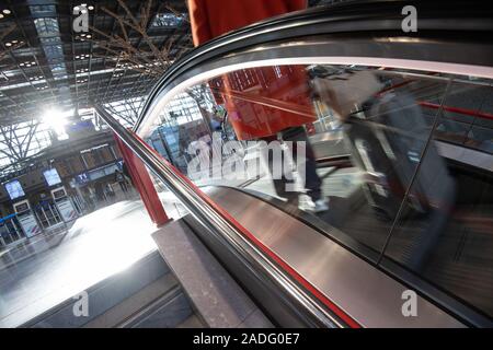 Stuttgart, Deutschland. 04 Dez, 2019. Ein Fahrgast auf einer Rolltreppe im Terminal 1 des Flughafen Stuttgart. Credit: Marijan Murat/dpa/Alamy leben Nachrichten Stockfoto