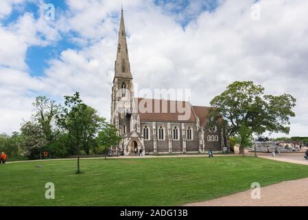 Die St. Alban Kirche Kopenhagen, Aussicht im Sommer der neo-gotischen St. Alban Kirche in Churchillparken Kopenhagen, die nur Anglikanische Kirche in Dänemark. Stockfoto