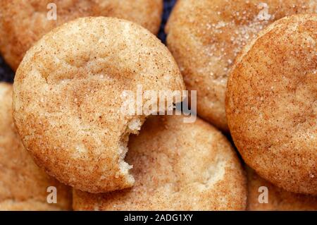 Ansicht von oben mit hausgemachten Kichern doodle Cookies mit Biss fehlt Stockfoto