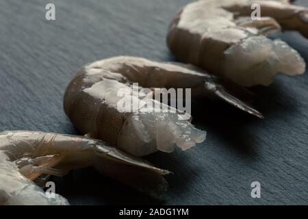 Garnelen Spieß auf dem schwarzen Schiefer Oberfläche schließen Foto Stockfoto