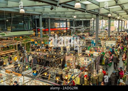 Old Spitalfields Market auf einer belebten Sonntag Nachmittag mit standbesitzer und Besucher genießen das Schauspiel und Handel London England Großbritannien Stockfoto