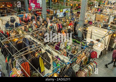 Old Spitalfields Market auf einer belebten Sonntag Nachmittag mit standbesitzer und Besucher genießen das Schauspiel und Handel London England Großbritannien Stockfoto