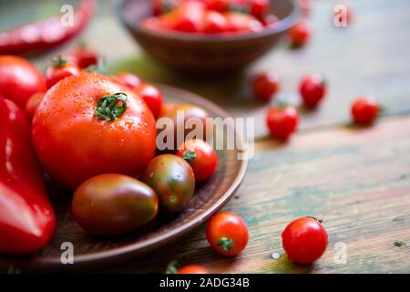 Frische rote Tomaten für den Naturschutz in der Platte auf Küche Stockfoto