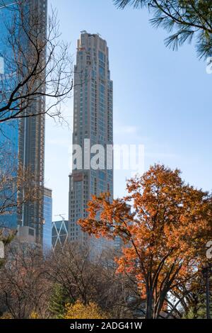 Central Park im Herbst mit 220 Central Park South im Hintergrund, NYC, USA 2019 Stockfoto