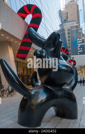 Joan Miros "Moonbird" Skulptur mit dem Solow Gebäude im Hintergrund, NYC Stockfoto