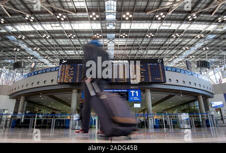 Stuttgart, Deutschland. 04 Dez, 2019. Ein Passagier zieht seine Katze in Terminal 1 des Flughafen Stuttgart. Credit: Marijan Murat/dpa/Alamy leben Nachrichten Stockfoto