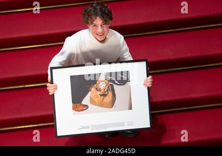 München, Deutschland. 04 Dez, 2019. Fotograf Jan Staiger hält das gewinnerfoto in seinen Händen bei der Preisverleihung für die Bayern 2019 Pressefoto. Es zeigt einen ungewöhnlichen Blick auf Manfred Weber (CSU), der Spitzenkandidat für die Europawahl. Zum 20. Mal der Bayerische Journalistenverband (BJV) ehrt Fotografen für die besten Pressefotos. Credit: Sven Hoppe/dpa/Alamy leben Nachrichten Stockfoto