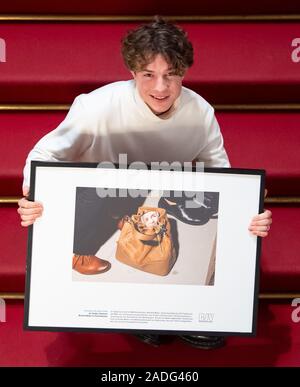 München, Deutschland. 04 Dez, 2019. Fotograf Jan Staiger hält das gewinnerfoto in seinen Händen bei der Preisverleihung für die Bayern 2019 Pressefoto. Es zeigt einen ungewöhnlichen Blick auf Manfred Weber (CSU), der Spitzenkandidat für die Europawahl. Zum 20. Mal der Bayerische Journalistenverband (BJV) ehrt Fotografen für die besten Pressefotos. Credit: Sven Hoppe/dpa/Alamy leben Nachrichten Stockfoto