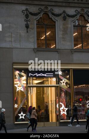 MAC Cosmetics Store auf der Fifth Avenue ist für die Ferienzeit, New York City, USA eingerichtet Stockfoto