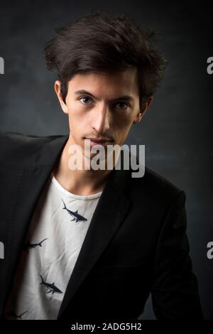Kaukasisches männliches Modell im Studio, aus der Nähe Stockfoto
