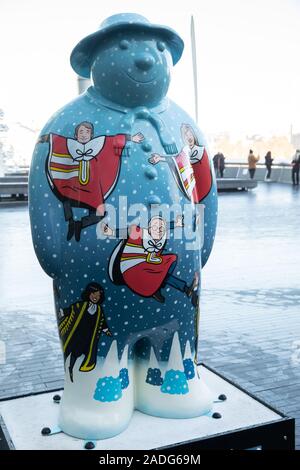 London Bridge City, UK, 4. Dezember 2019, in diesem Jahr die meisten malerischen Weihnachten Londoner Markt, Weihnachten am Fluss ist erfreut, eine festliche Skulpturenweg begrüßen zu feiern Raymond Briggs' fundamentale Weihnachten Charakter, den Schneemann. Die "Walking mit Trail bietet der Schneemann' zwölf riesigen Schneemann Skulpturen, jede mit atemberaubendem Design und Dekoration im Zusammenhang mit dem Song neuerfundene", der zwölf Tage von Weihnachten". Credit: Keith Larby/Alamy leben Nachrichten Stockfoto