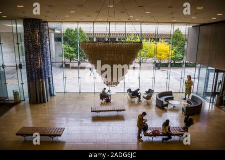 Lobby des Chazen Museum der Kunst mit einem Kronleuchter aus recycelten Plastikflaschen, Madison, Wisconsin, USA Stockfoto