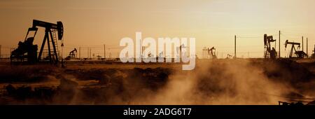 Öl bohrt in einem Feld, Maricopa, Kern County, Kalifornien, USA Stockfoto