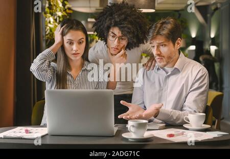 Drei frustriert Business Leute, die auf der Suche nach Laptop Stockfoto