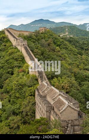 Die Große Mauer in China ein UNESCO-Weltkulturerbe von Mutianyu im huairou Distrikt, 70 km nördlich von Peking China gesehen Stockfoto