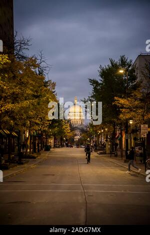 Anzeigen von Wisconsin State Capitol von State Street in Downtown, Madison, Wisconsin, USA Stockfoto