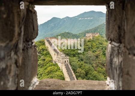 Die Große Mauer in China ein UNESCO-Weltkulturerbe von Mutianyu im huairou Distrikt, 70 km nördlich von Peking China gesehen Stockfoto