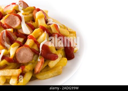 Typische Lateinamerika Salchipapa. Würstchen mit Pommes, Ketchup, Senf, Mayo auf weißem Hintergrund. Platz kopieren Stockfoto