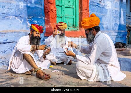 Drei Männer spielen Karten, Jodhpur, Rajasthan, Indien Stockfoto