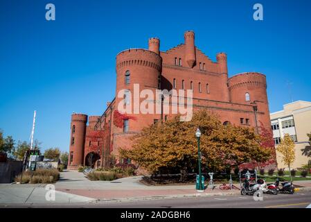 Universität von Wisconsin Armory und Gymnasium, auch genannt "die Rote Gym" oder "Bowser Castle", im neoromanischen Stil, Madison, Wisc Stockfoto