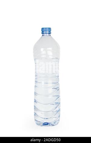 Eine Plastikflasche Wasser auf weißem Hintergrund Stockfoto