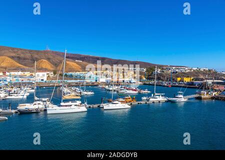 Morro Jable, Spanien - Dezember 9, 2018: Hafen von Morro Jable an der Südküste der Insel Fuerteventura, Kanarische Inseln, Spanien Stockfoto