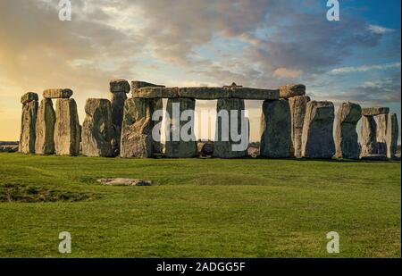 Stonehenge großes Panorama bei Sonnenuntergang, Vereinigtes Königreich Stockfoto