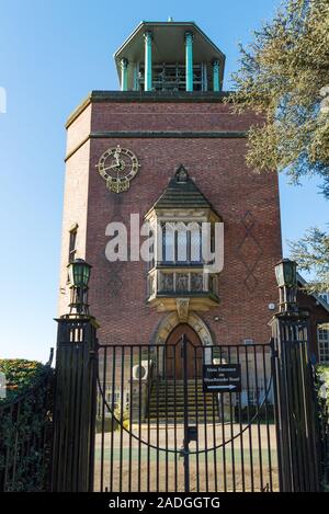 Das sehr seltene und ungewöhnliche Bournville Carillon wurde von George Cadbury im Jahre 1906 in Bournviile Dorf, Birmingham, Großbritannien Stockfoto