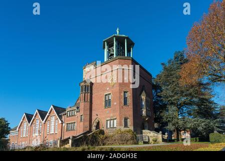 Das sehr seltene und ungewöhnliche Bournville Carillon wurde von George Cadbury im Jahre 1906 in Bournviile Dorf, Birmingham, Großbritannien Stockfoto