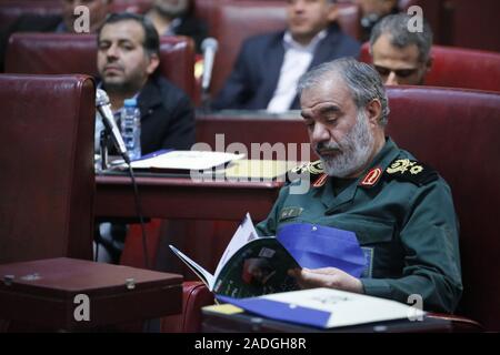 Teheran, Iran. 4. Dez, 2019. Stellvertretender Leiter der Islamischen Revolution Guards (IRGC), ALI FADAVI, spricht während einer Konferenz in Teheran, Iran. Fadavi ist ein Iranischer Kommandant und der ehemalige Befehlshaber der Marine von der Islamischen Revolutionary Guard Corps von Mai 2010 bis zum 23. August 2018. Ab 23. August 2018 ist er in die Position des IRGC stellvertretender Koordinator ernannt, Austausch Jamaladin Abromand. Im Februar 2016, Fadavi zusammen mit anderen Kommandanten der Islamischen Revolutionary Guard Corps erhielt eine Fath Medaille für das Festhalten der United States Navy Matrosen am 12. Januar 2016, im Persischen Golf. (Credit Stockfoto