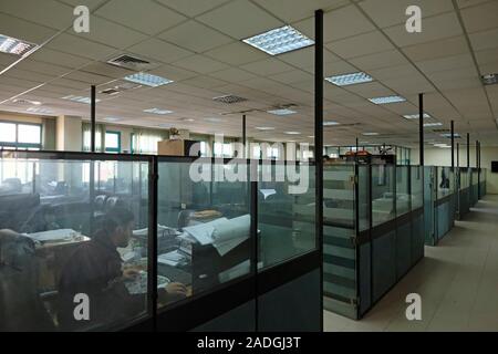 Palästinensische Büroangestellte in den Kabinen des Stadtbezirks Hebron im Westjordanland, Palästinensische Gebiete. Stockfoto